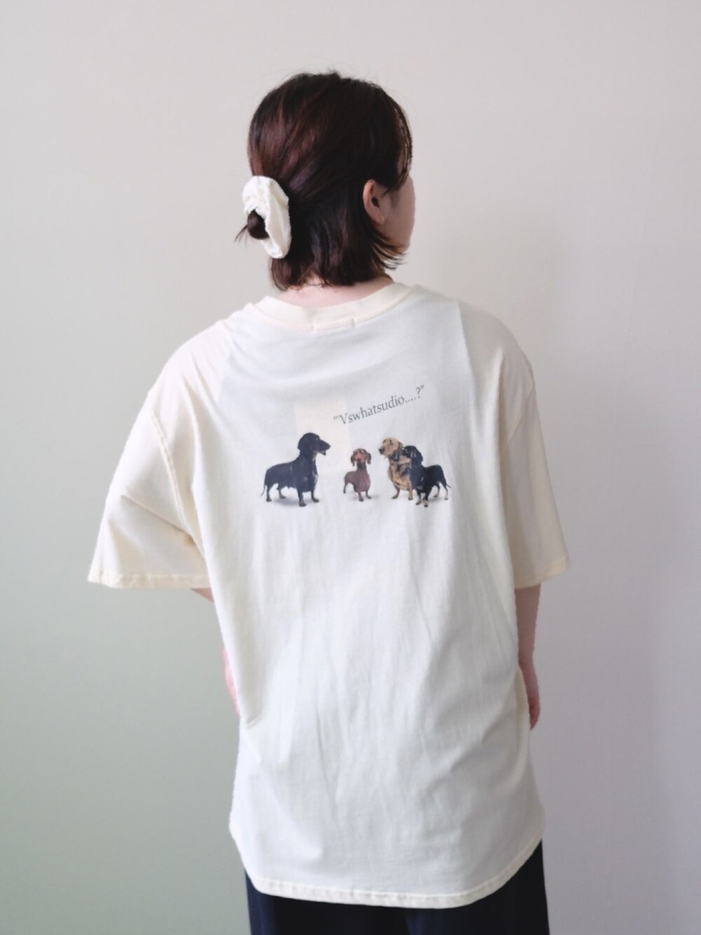 イエロー系のTシャツ/カットソーを着用したレディースの夏コーディネートの2枚目の写真