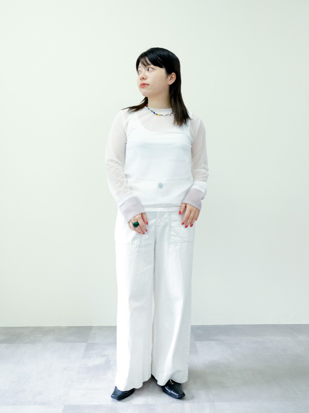 ホワイト系のTシャツ/カットソーを着用したレディースの秋コーディネートの2枚目の写真