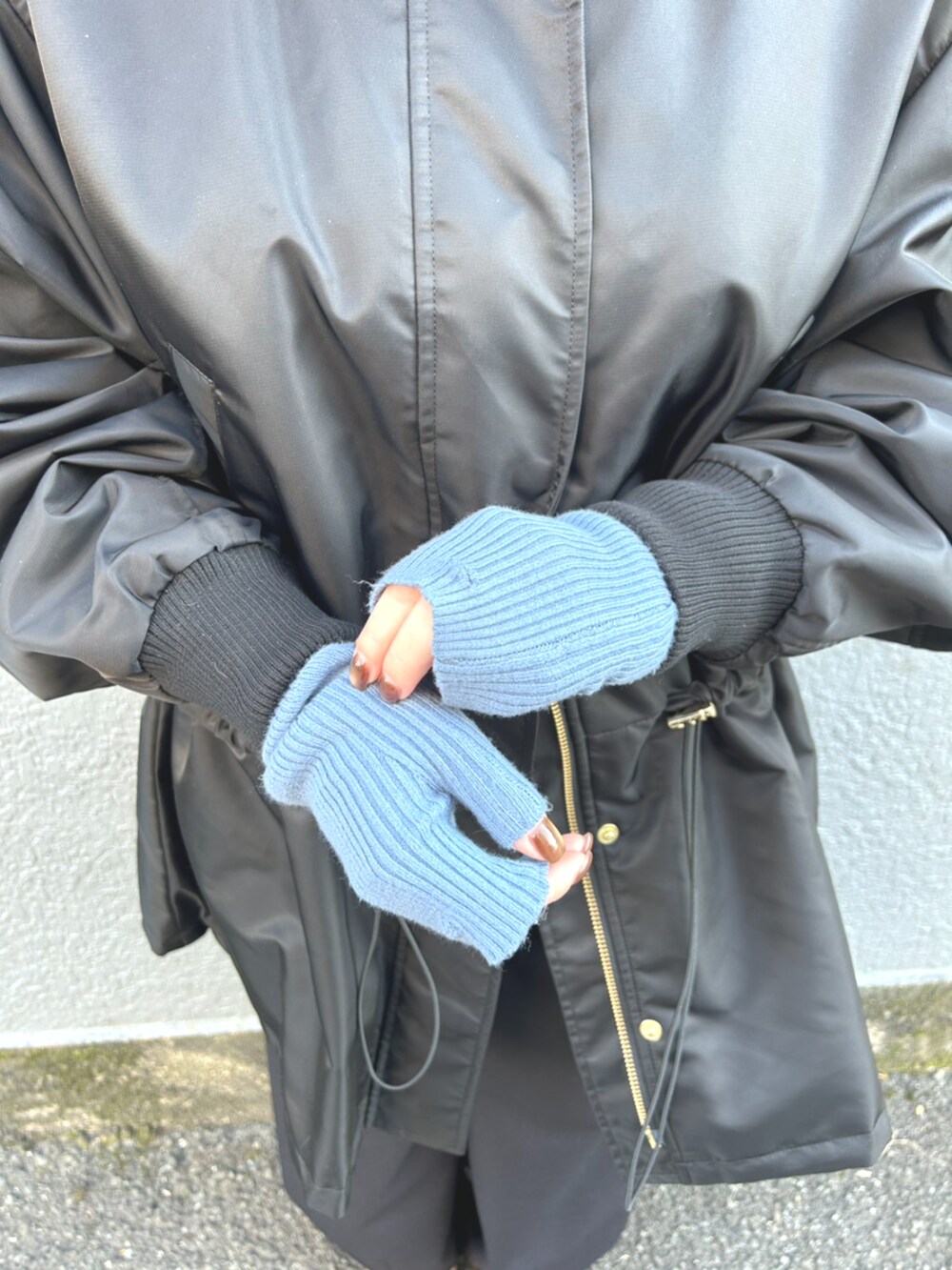 ブラック系のMA-1、ブルー系のニット/セーター、ブラック系のその他パンツを着用したレディースの秋コーディネートの4枚目の写真