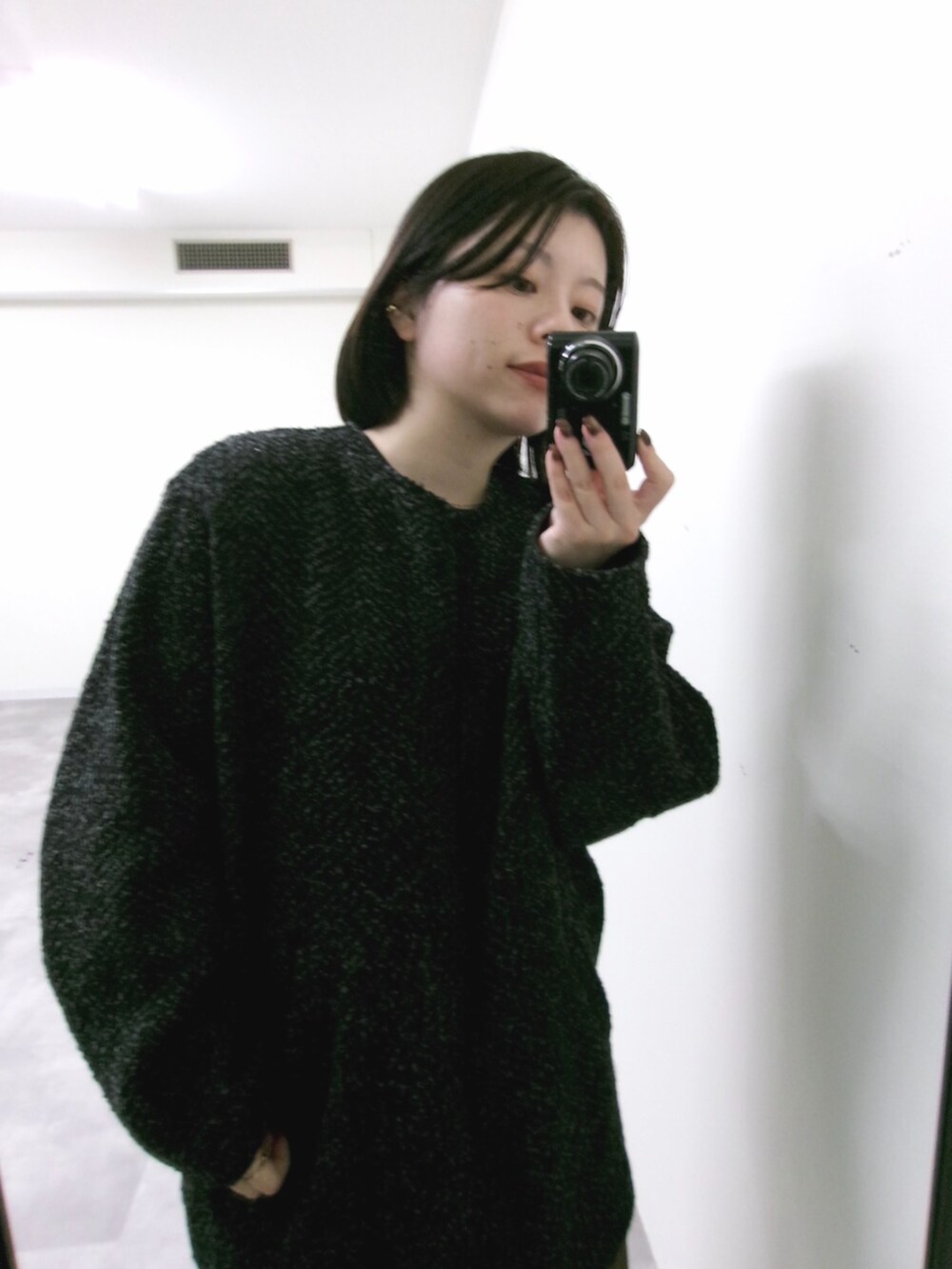 グレー系のカーディガン/ボレロ、ブルー系のニット/セーター、ブラウン系のスラックスを着用したレディースの冬コーディネートの2枚目の写真