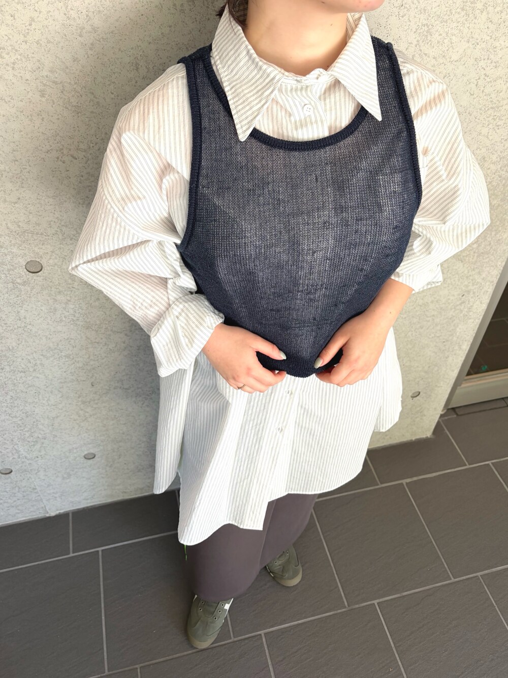 その他のシャツ/ブラウス、グレー系のスカートを着用したレディースの春コーディネートの2枚目の写真