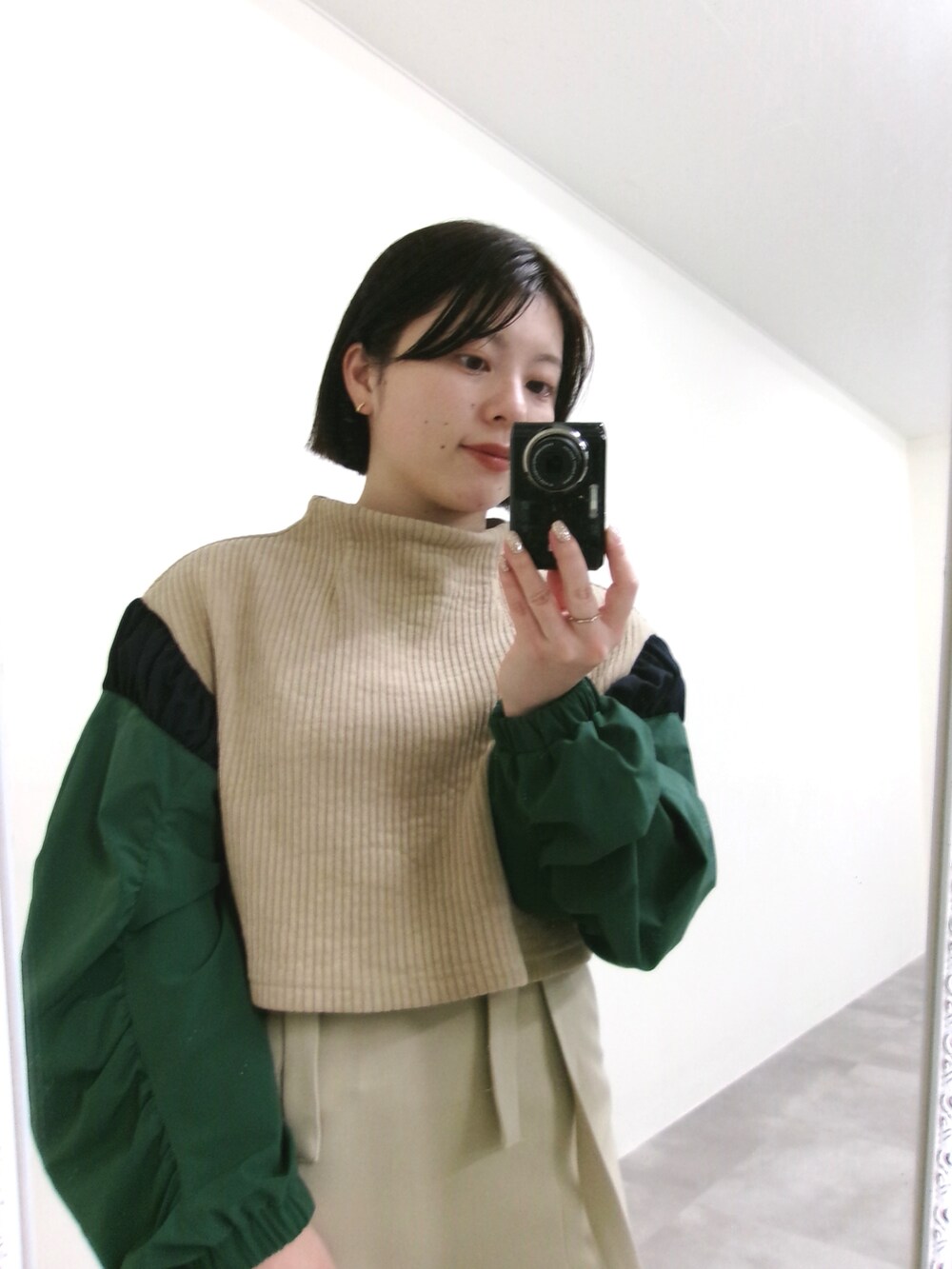 ベージュ系のニット/セーター、ベージュ系のスカートを着用したレディースの冬コーディネートの2枚目の写真