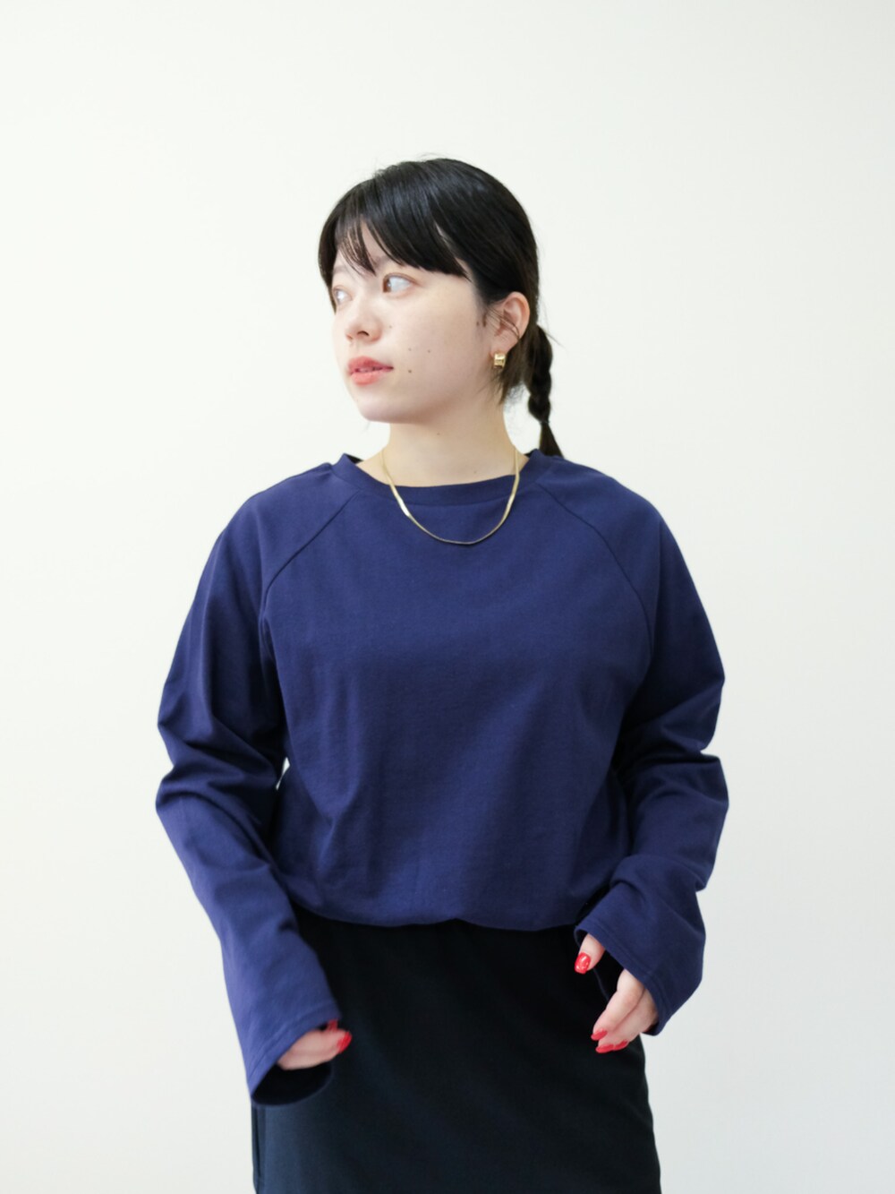 ブルー系のTシャツ/カットソー、ブルー系のスカートを着用したレディースの秋コーディネートの3枚目の写真