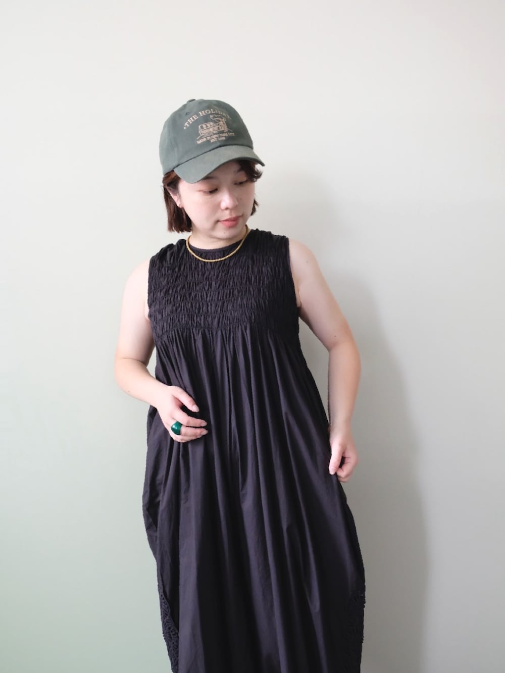 ブラック系のつなぎ/オールインワンを着用したレディースの夏コーディネートの2枚目の写真