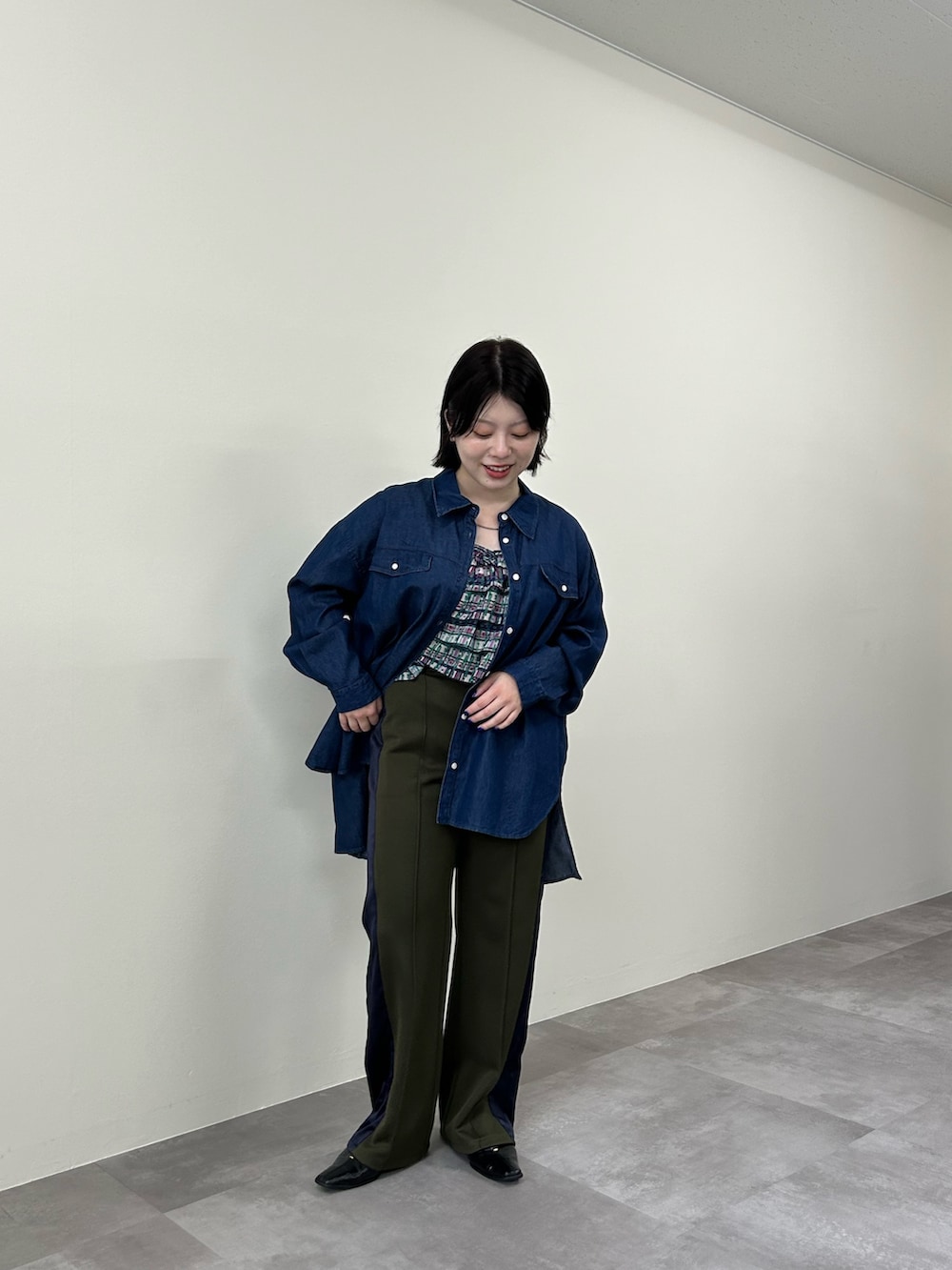 ホワイト系のその他トップス、グリーン系のその他パンツを着用したレディースの秋コーディネートの3枚目の写真