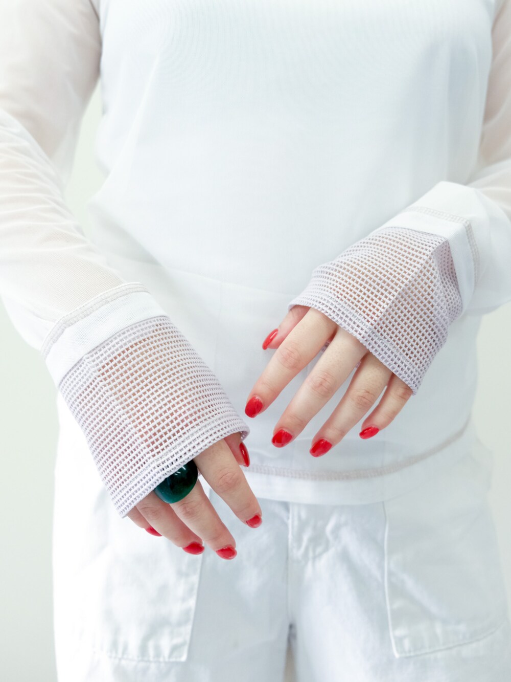 ホワイト系のTシャツ/カットソーを着用したレディースの秋コーディネートの4枚目の写真