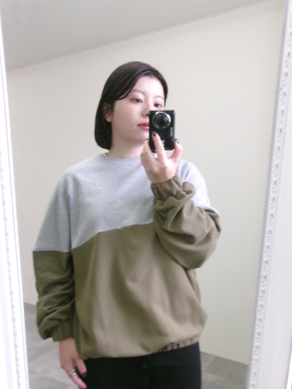 グリーン系のスウェット、ブラック系のその他パンツを着用したレディースの秋コーディネートの3枚目の写真