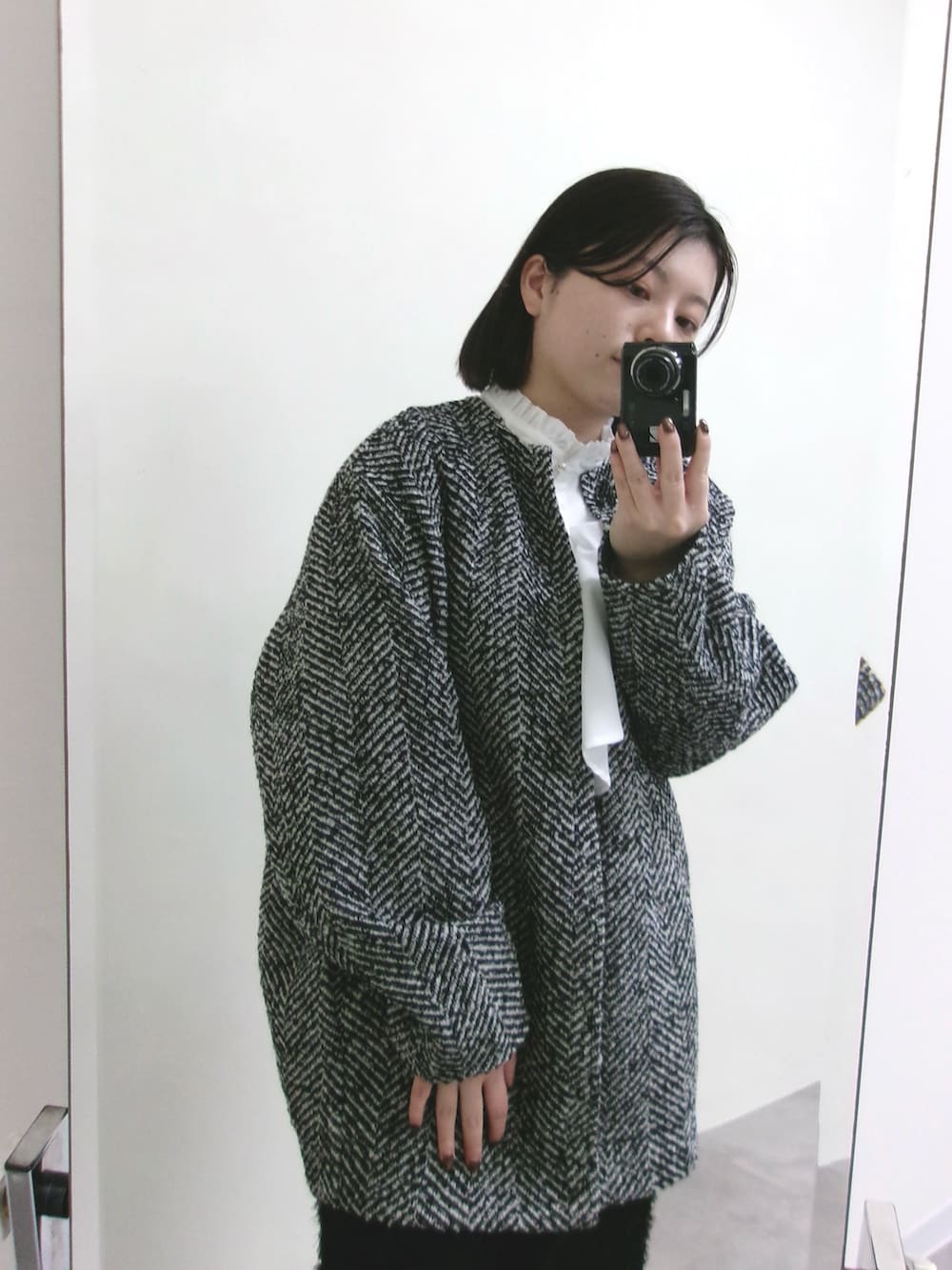 ホワイト系のカーディガン/ボレロ、ブラック系のその他パンツ、ホワイト系のシャツ/ブラウスを着用したレディースの冬コーディネートの2枚目の写真