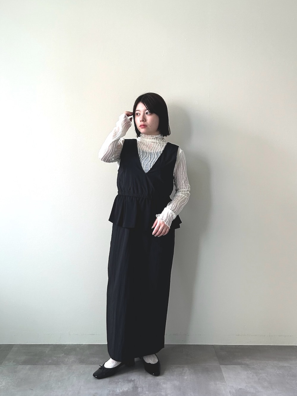 ブラック系のワンピース、ホワイト系のTシャツ/カットソーを着用したレディースの春コーディネートの2枚目の写真