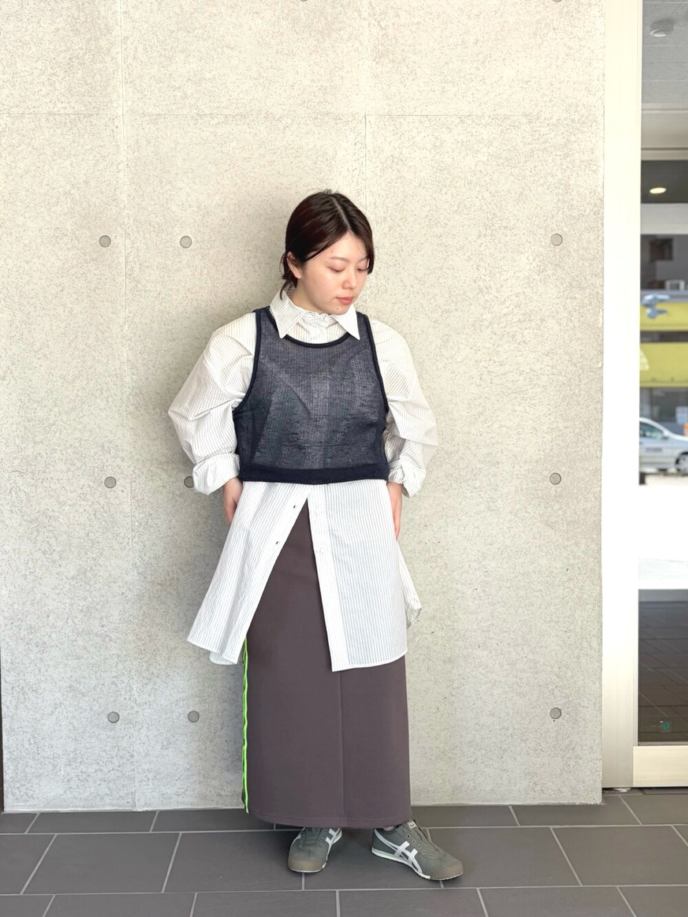 その他のシャツ/ブラウス、グレー系のスカートを着用したレディースの春コーディネートの4枚目の写真