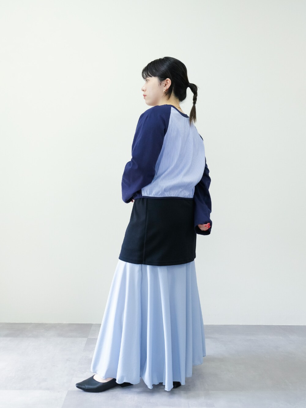 ブルー系のTシャツ/カットソー、ブルー系のスカートを着用したレディースの秋コーディネートの2枚目の写真