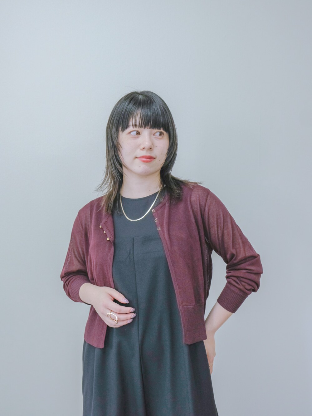 レッド系のカーディガン/ボレロ、ブラック系のサロペット/オーバーオールを着用したレディースの夏コーディネートの2枚目の写真