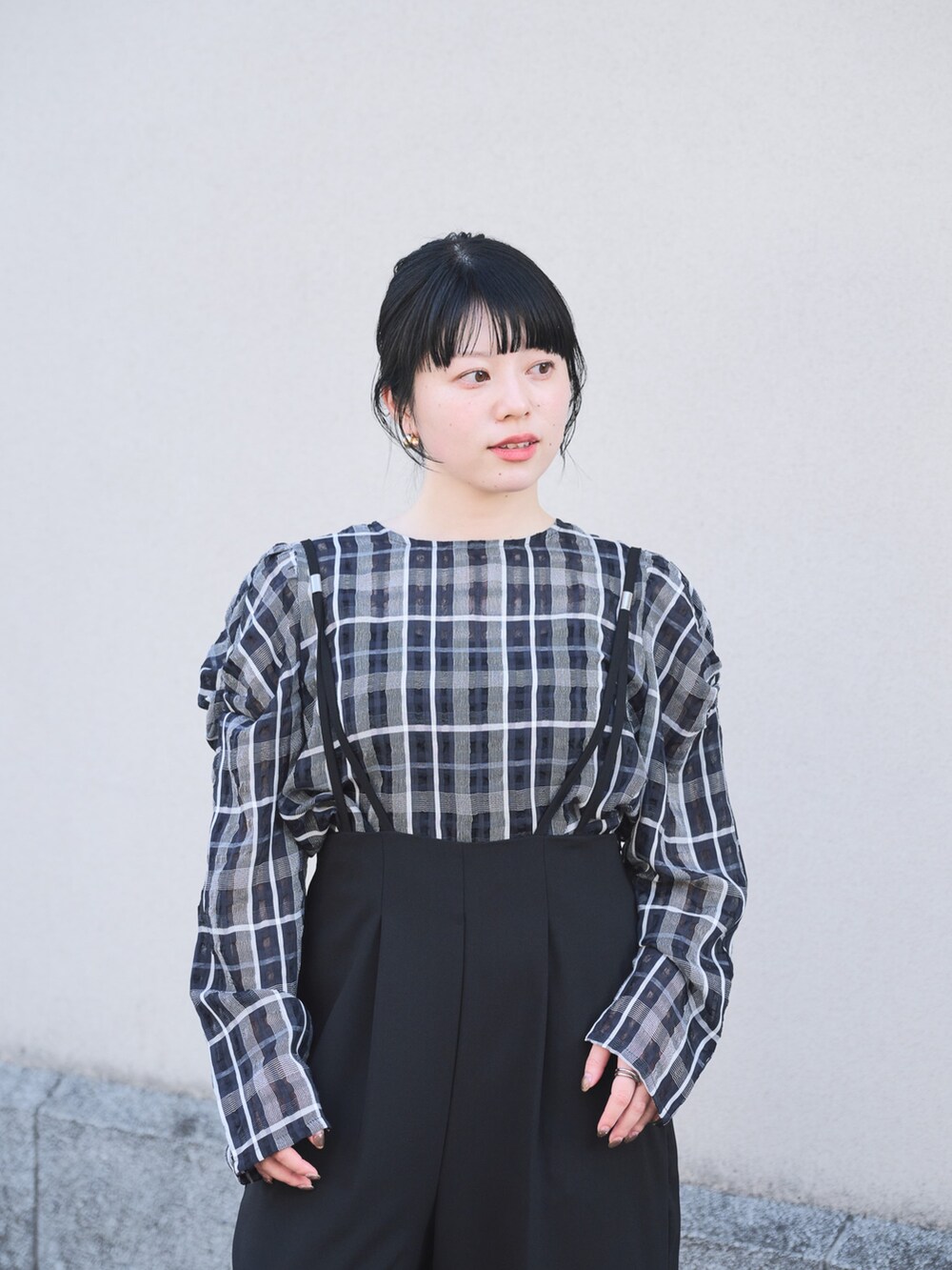 ブルー系のシャツ/ブラウスを着用したレディースの春コーディネートの2枚目の写真