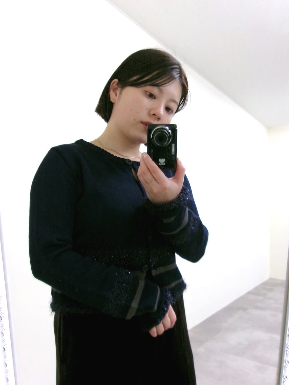 ブルー系のカーディガン/ボレロ、ブラウン系のその他パンツを着用したレディースの冬コーディネートの3枚目の写真