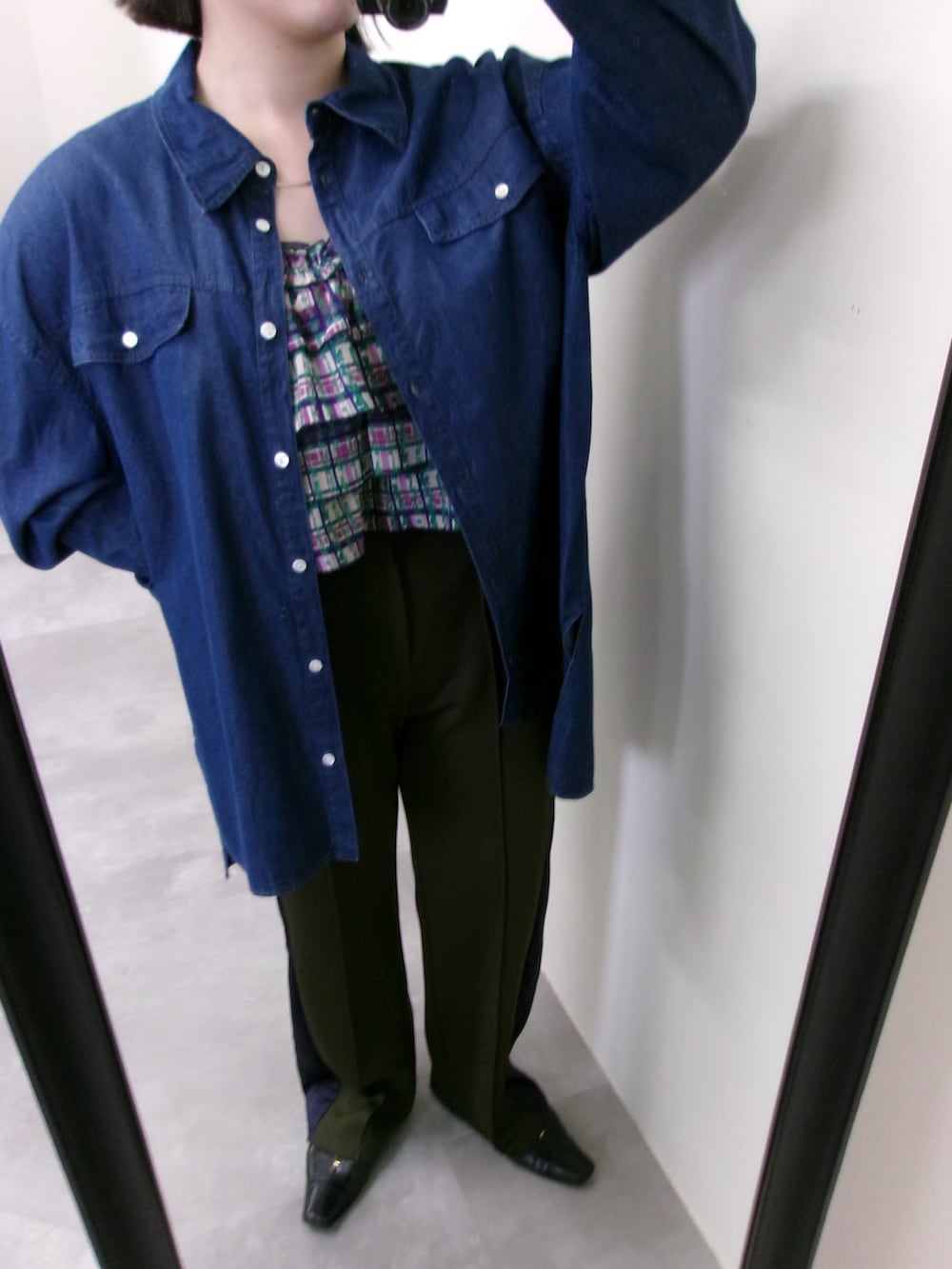 ホワイト系のその他トップス、グリーン系のその他パンツを着用したレディースの秋コーディネートの2枚目の写真