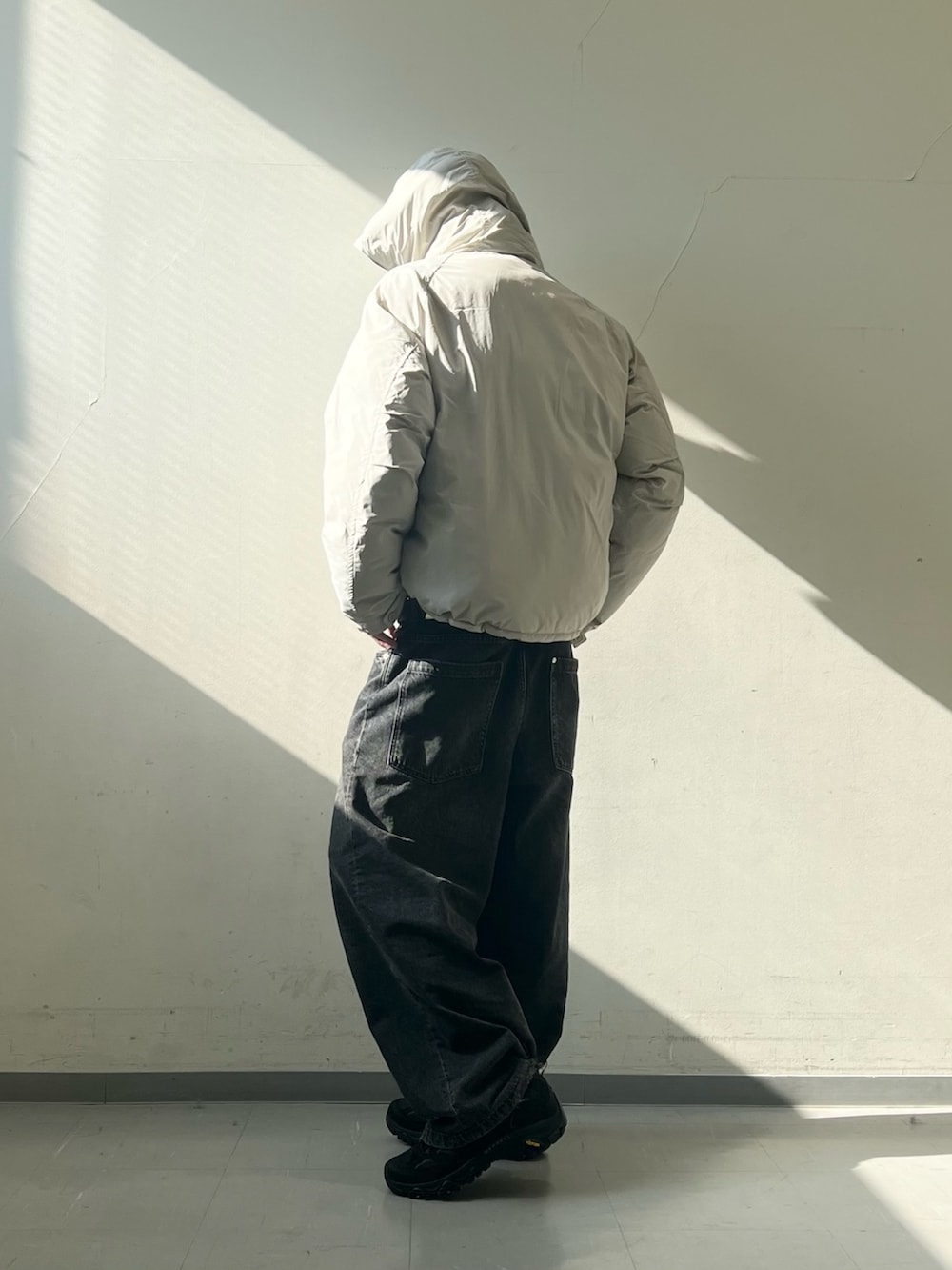 ベージュ系のブルゾン、ブラック系のスニーカー、ブラック系のデニムパンツを着用したメンズの秋コーディネートの3枚目の写真