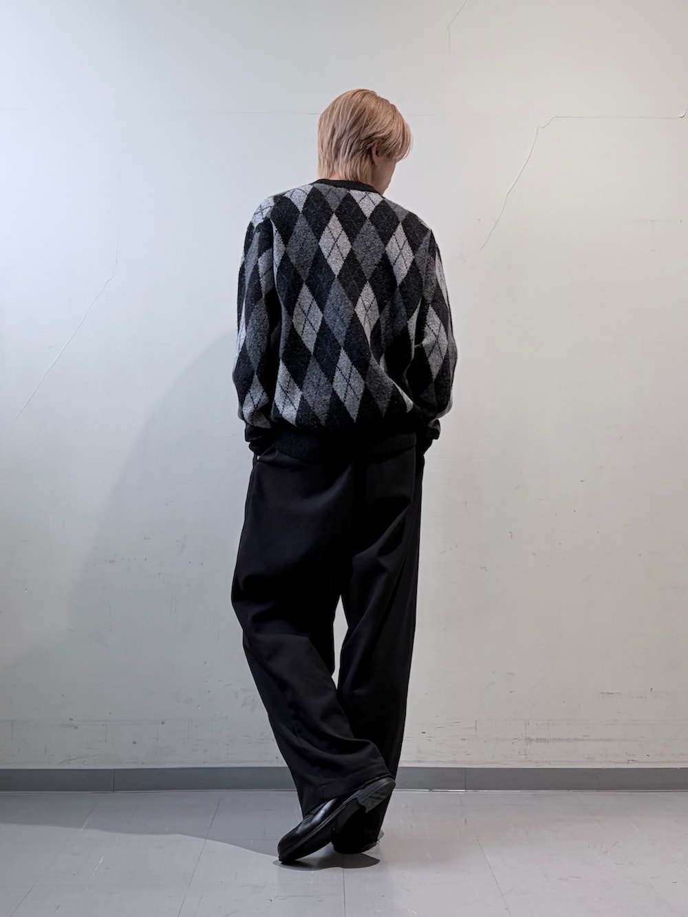 ブラック系のニット/セーター、ブラック系のシューズ小物/雑貨を着用したメンズの冬コーディネートの3枚目の写真