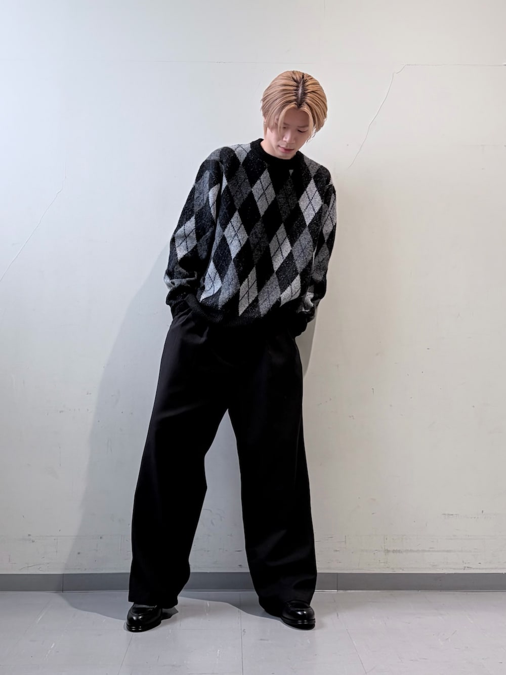 ブラック系のニット/セーター、ブラック系のシューズ小物/雑貨を着用したメンズの冬コーディネートの2枚目の写真