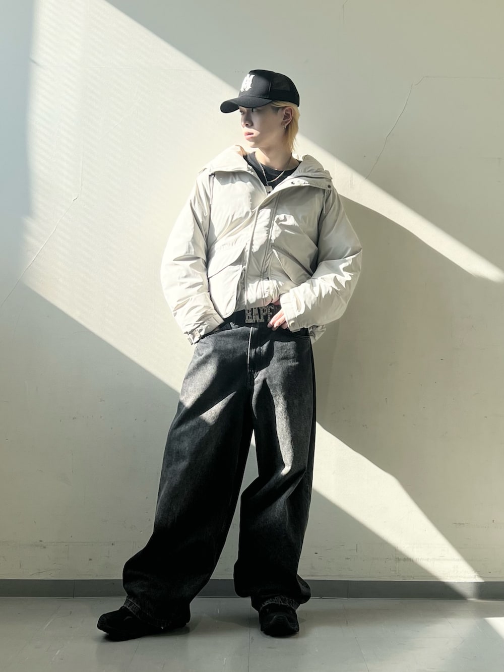 ベージュ系のブルゾン、ブラック系のスニーカー、ブラック系のデニムパンツを着用したメンズの秋コーディネートの4枚目の写真