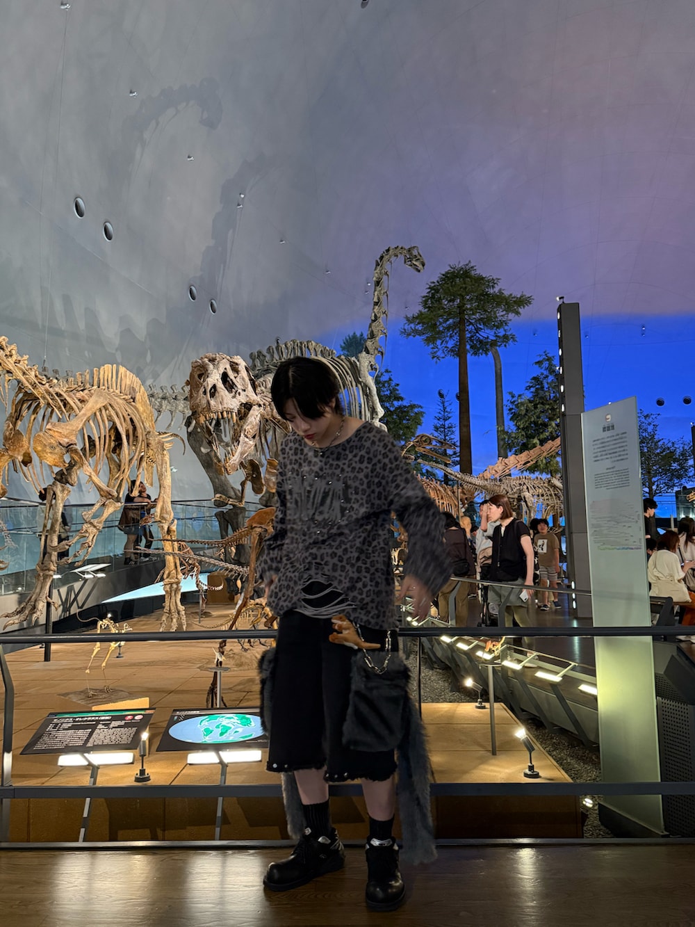 グレー系のTシャツ/カットソー、ブラック系のデニムパンツ、ブラック系のその他シューズを着用したメンズの夏コーディネートの2枚目の写真