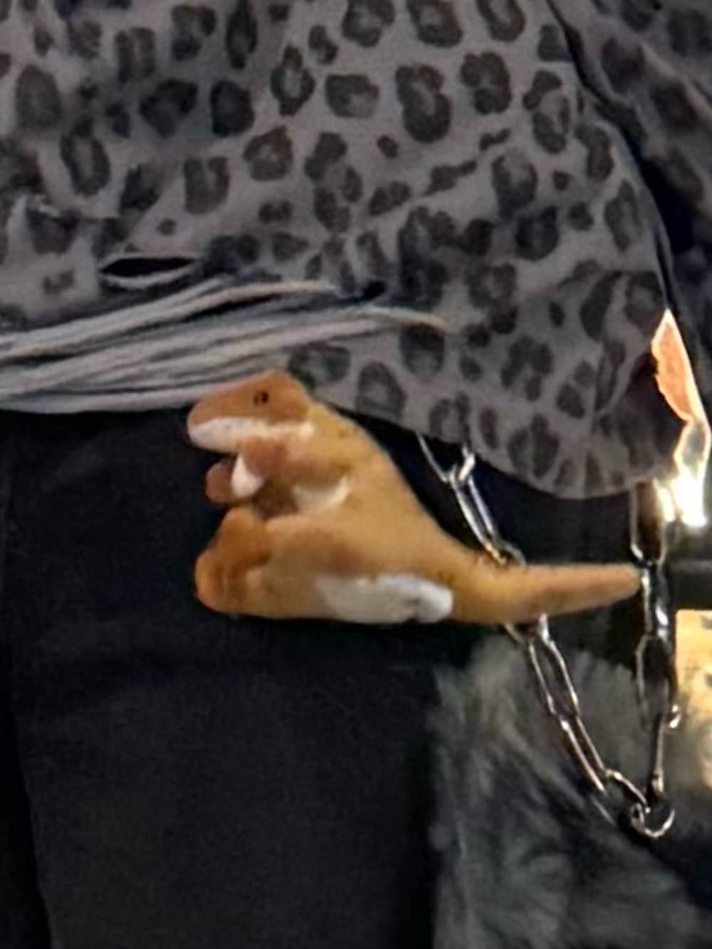 グレー系のTシャツ/カットソー、ブラック系のデニムパンツ、ブラック系のその他シューズを着用したメンズの夏コーディネートの3枚目の写真