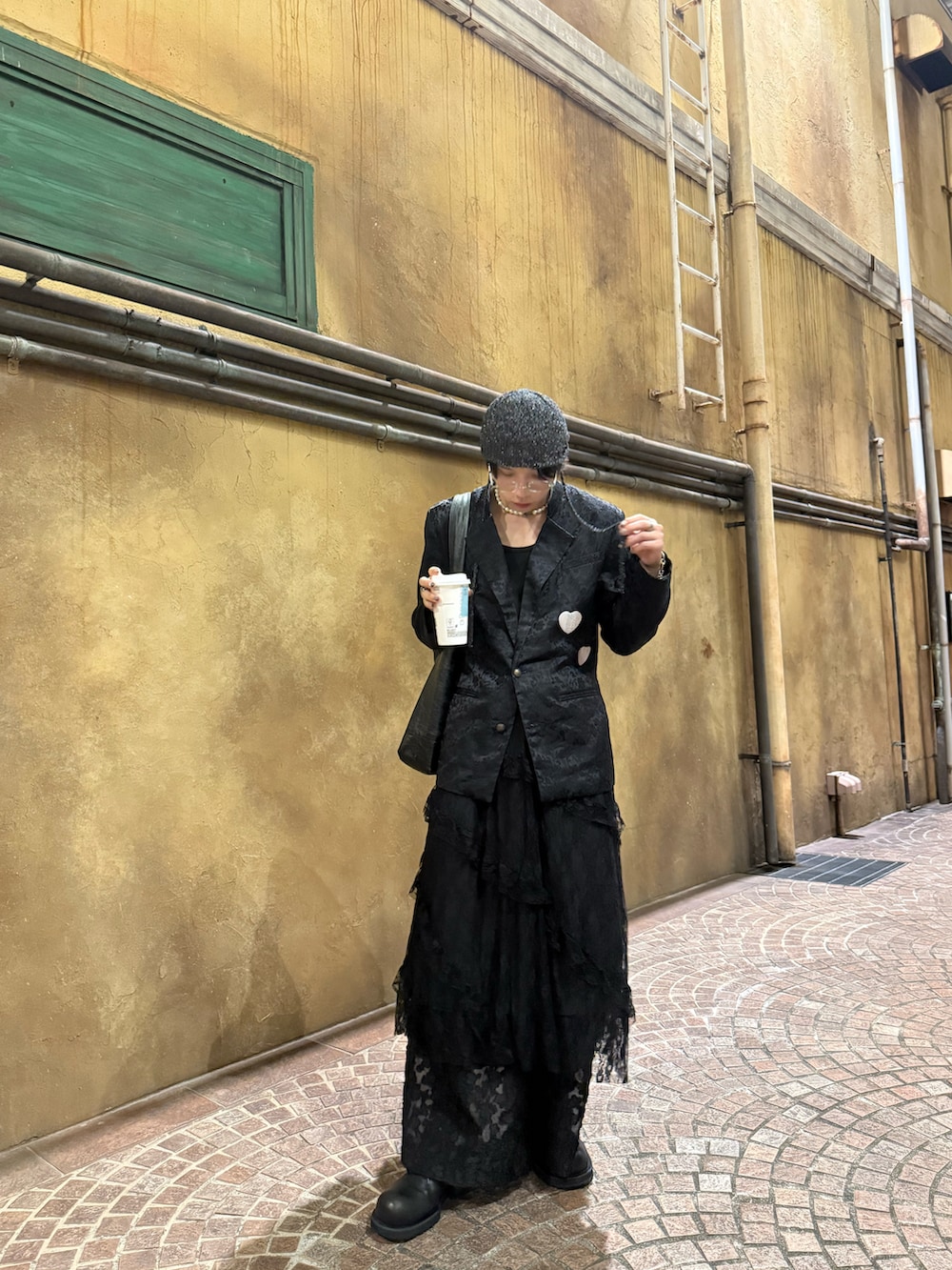 ブラック系のスカート、ブラック系のスラックス、ブラック系のテーラードジャケットを着用したメンズの秋コーディネートの2枚目の写真