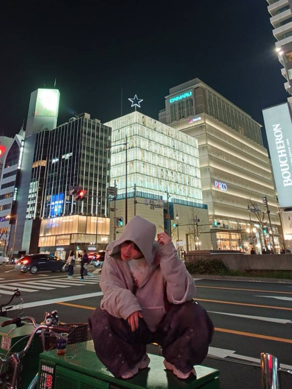 ホワイト系のTシャツ/カットソー、グレー系のパーカー、グレー系のその他パンツを着用したメンズの夏コーディネートの2枚目の写真