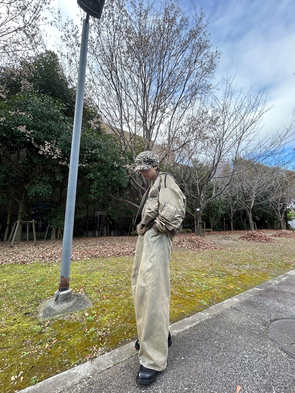 ベージュ系のキャスケットを着用したメンズの冬コーディネートの2枚目の写真