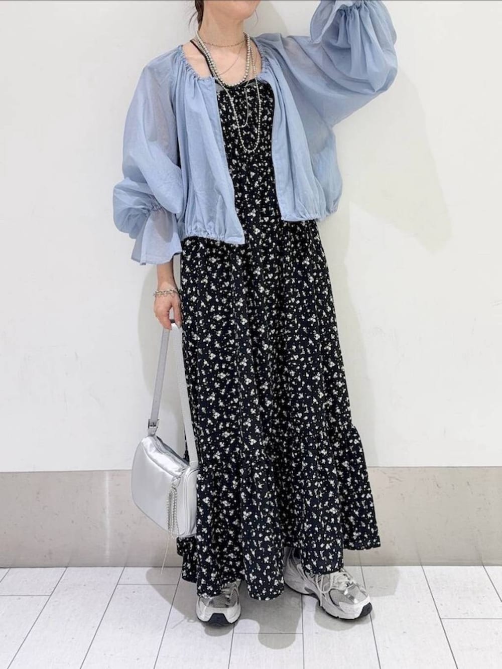 その他のワンピース、シルバー系のピアス（両耳用）、シルバー系のネックレスを着用したレディースの夏コーディネートの3枚目の写真