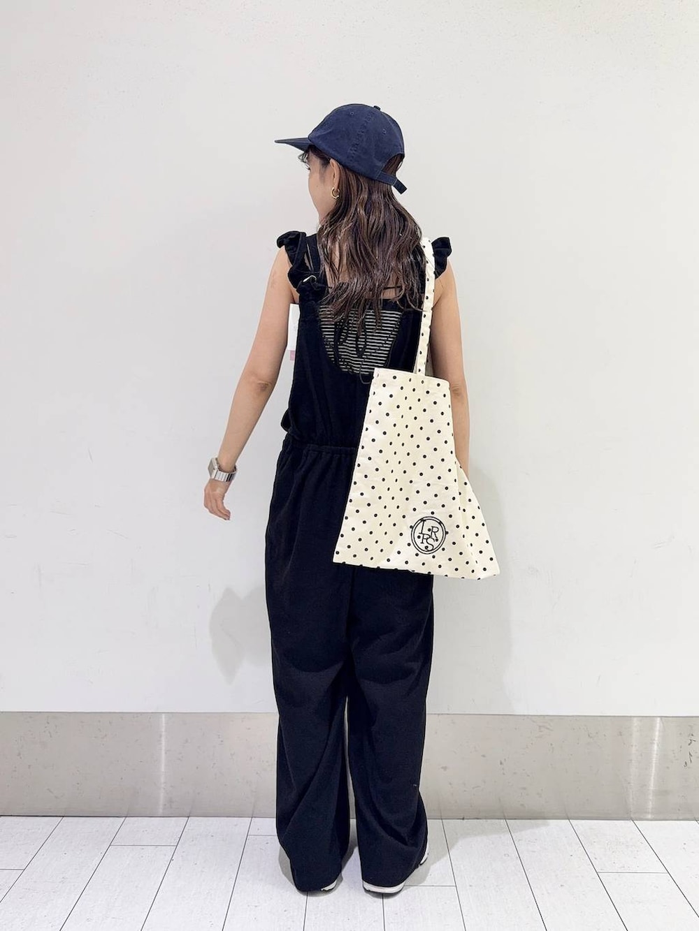「ローリーズスタイル_LOWRYS FARM、公認インフルエンサー_LOWRYS FARM、大人女子カジュアル_LOWRYS FARM、ゆったり、着痩せ・細見え、サロペット、低身長、体型カバー、カジュアル、テーマパーク、セールコーデ、リラックス、海、LOWRYS FARM、カジュアルコーデ」|「LOWRYS FARMのステンレスデザインネックレス 136325(ネックレス、シルバー系)」を使った、anyuさん(レディース・150cm)の夏コーディネートの2枚目の写真