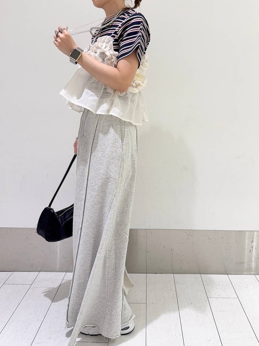 ブルー系のTシャツ/カットソー、ホワイト系のキャミソール、ブラック系のトートバッグを着用したレディースの春コーディネートの4枚目の写真