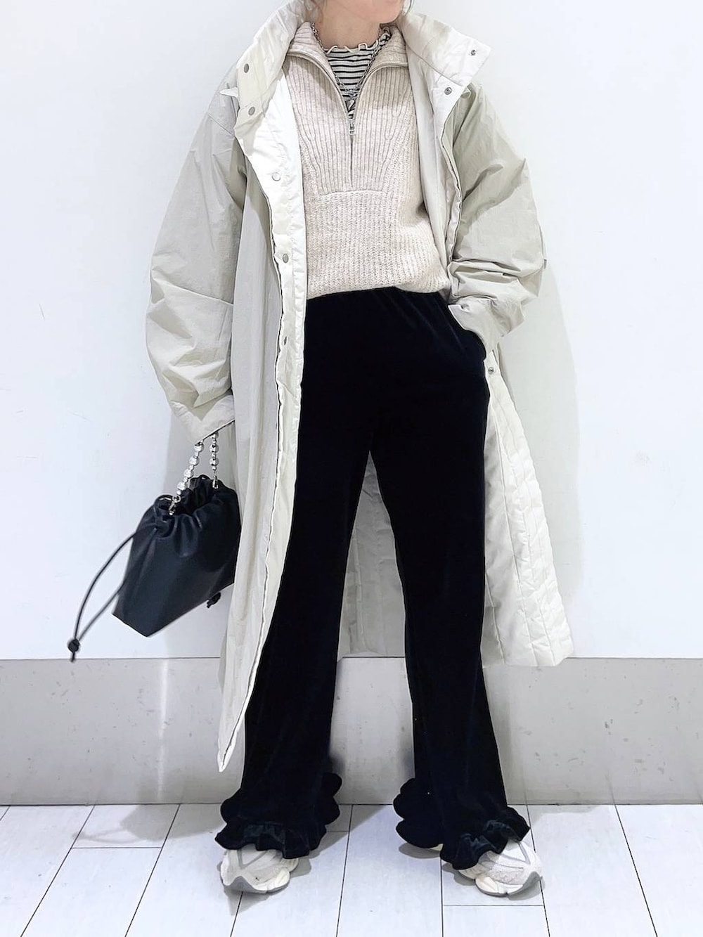 ホワイト系のTシャツ/カットソー、ホワイト系のミリタリージャケット、ブラック系のショルダーバッグを着用したレディースの秋コーディネートの3枚目の写真