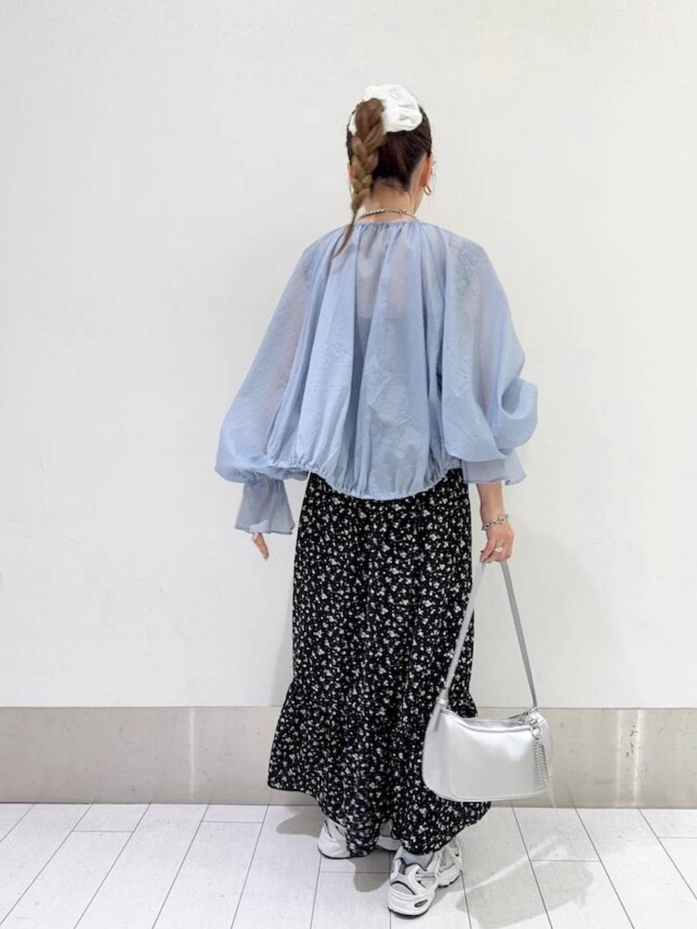 その他のワンピース、シルバー系のピアス（両耳用）、シルバー系のネックレスを着用したレディースの夏コーディネートの2枚目の写真