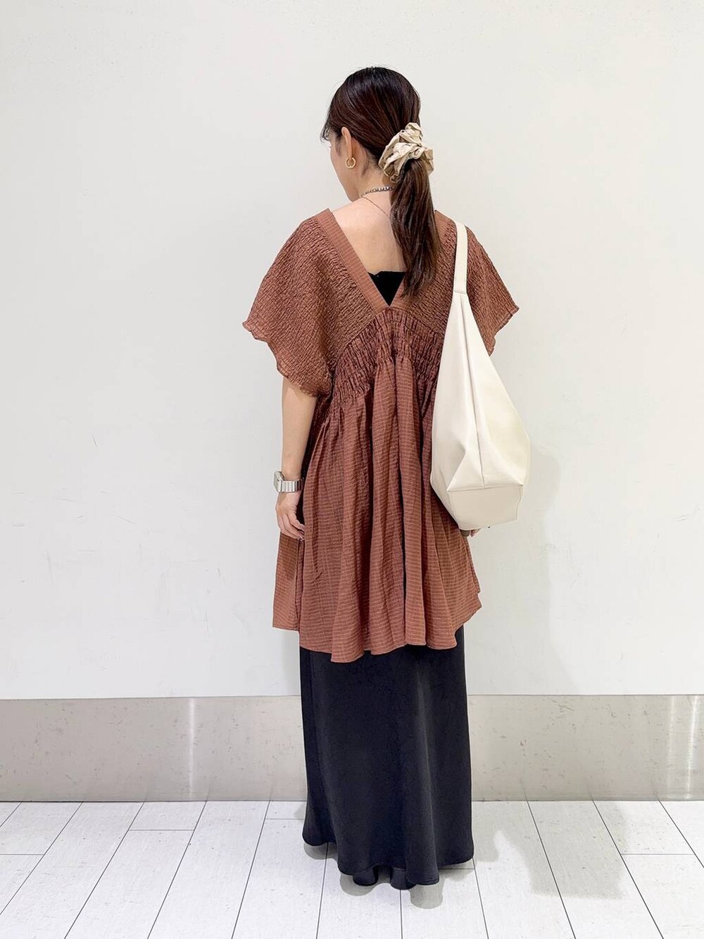 ホワイト系のショルダーバッグ、ブラック系のスカート、ブラウン系のシャツ/ブラウスを着用したレディースの夏コーディネートの4枚目の写真