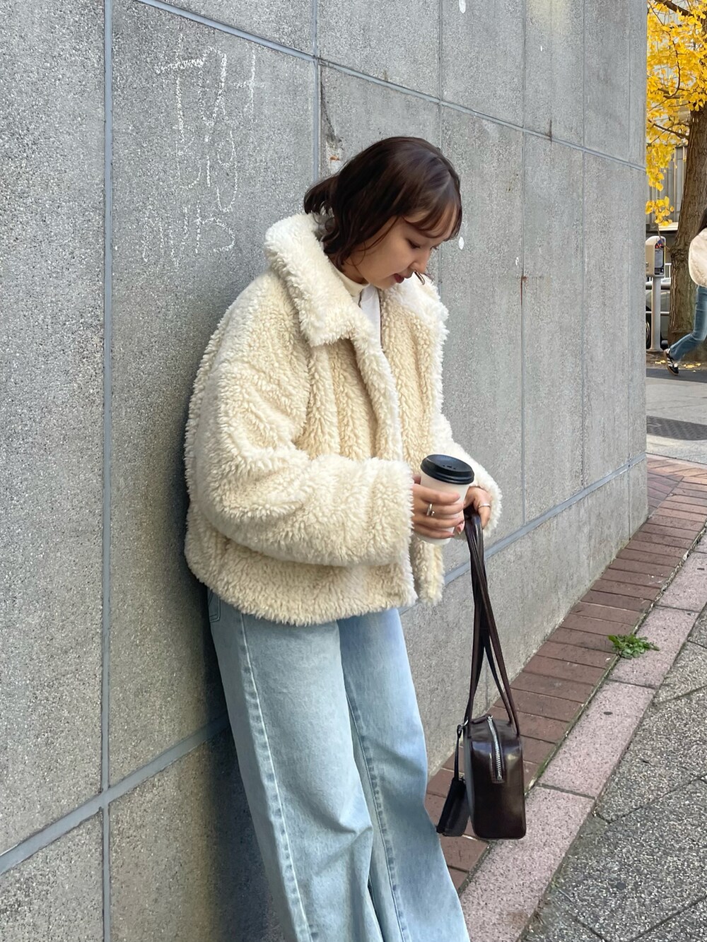 「冬コーデ、ホワイトコーデ、クリスマスに着たい服、マイベストコーデ2024、あったかコーデ、休日スタイル、スニーカーコーデ、ファーコート、ファー、デニム、デニムパンツ、カジュアル、カジュアルコーデ、アウター、アウターコーデ」｜「fredy emueのカットオフセミフレアデニムパンツ（デニムパンツ、ブルー系）」を使った、kurikiさん（レディース・160cm）の冬コーディネートの5枚目の写真