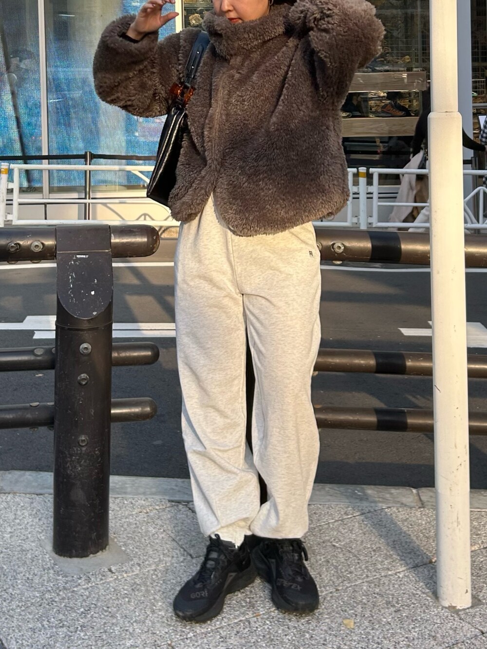「冬アウター、シンプルコーデ、冬服コーデ、着回しコーデ、シンプル、冬服、スニーカーコーデ、シンプルスタイル、グレー、ワントーンコーデ、お出かけコーデ、大人可愛い、オトナカジュアル、ファーコート、カジュアルコーデ」｜「fredy emueのフェイクファーコート（ムートンコート、グレー系）」を使った、kurikiさん（レディース・160cm）の冬コーディネートの3枚目の写真