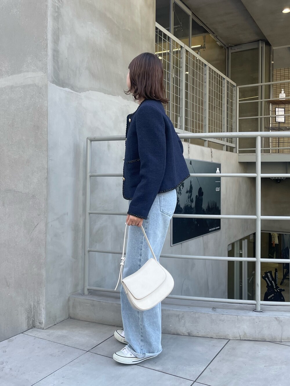 「オトナ女子、シンプルスタイル、大人ファッション、春、今日のコーデ、カジュアルスタイル、シンプル、はるコーデ、韓国コーデ、ツイードジャケット、デニム、デニムコーデ、カジュアルコーデ、きまわしコーデ、着回しコーデ」｜「fredy emueのカットオフセミフレアデニムパンツ（デニムパンツ、ブルー系）」を使った、kurikiさん（レディース・160cm）の冬コーディネートの4枚目の写真