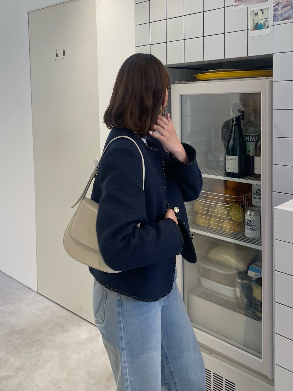 「オトナ女子、シンプルスタイル、大人ファッション、春、今日のコーデ、カジュアルスタイル、シンプル、はるコーデ、韓国コーデ、ツイードジャケット、デニム、デニムコーデ、カジュアルコーデ、きまわしコーデ、着回しコーデ」｜「fredy emueのカットオフセミフレアデニムパンツ（デニムパンツ、ブルー系）」を使った、kurikiさん（レディース・160cm）の冬コーディネートの5枚目の写真