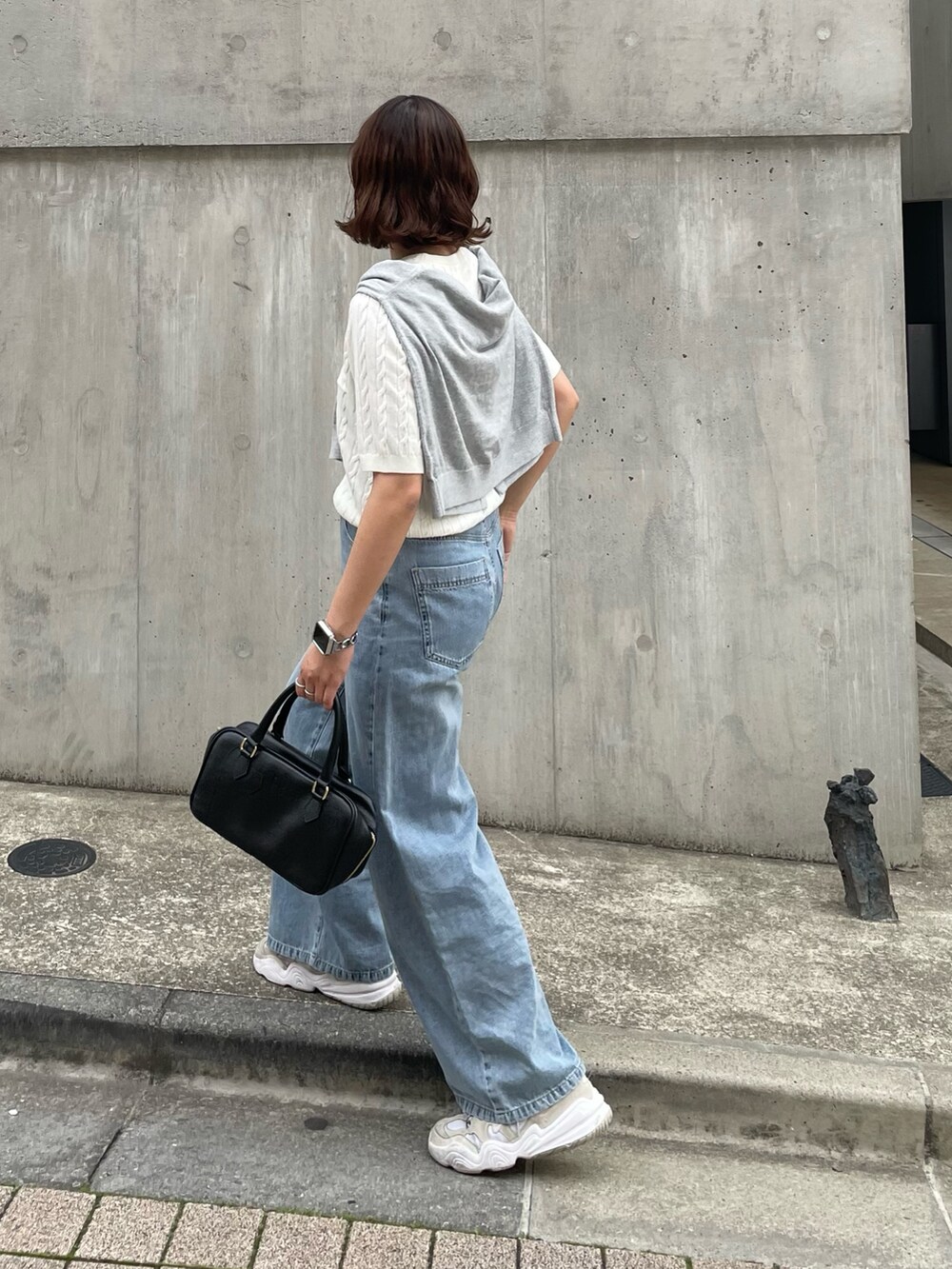「春めき満開コーデ、春色、韓国ファッション、休日スタイル、デートコーデ、スニーカー、お出かけコーデ、大人カジュアル、大人ファッション、着回しコーデ、パンツスタイル、春カラー、春、ケーブルニット、夏コーデ」｜「fredy emueのFR刺繍ケーブル柄ポケ付きプルオーバー（ニット/セーター、ホワイト系）」を使った、kurikiさん（レディース・160cm）の春コーディネートの5枚目の写真