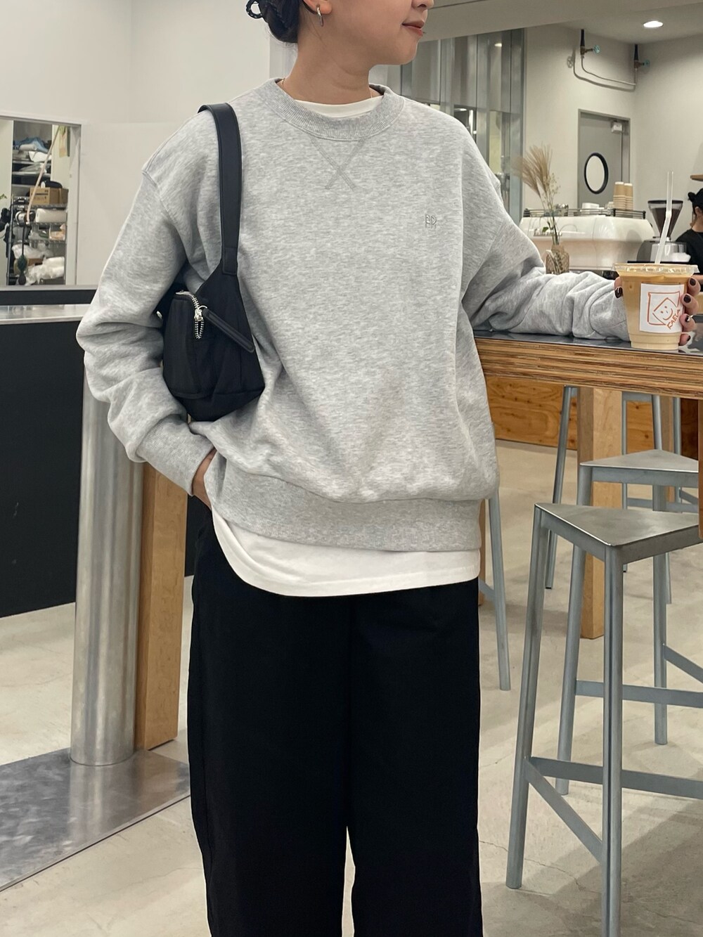 「fredy emueのデニム / チノタックパンツ（チノパンツ、ブラック系）」を使った、kurikiさん（レディース・160cm）の秋コーディネートの3枚目の写真