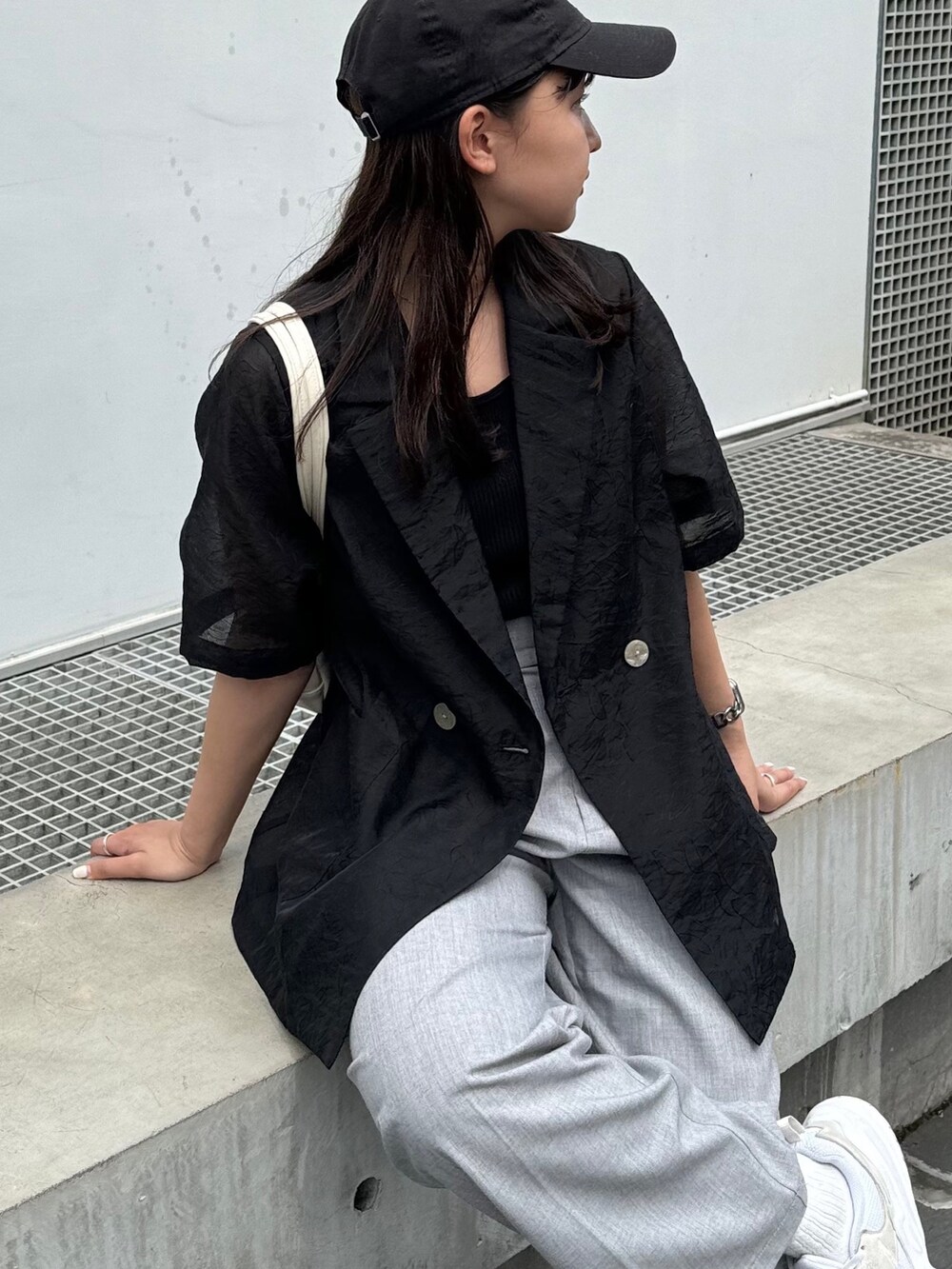 「モノトーン、韓国ファッション、シアートップス、雨の日コーデ、キャップ、スラックス、スラックスパンツ、ジャケット、ジャケットスタイル、韓国コーデ、スニーカー、夏服、休日スタイル、オトナカジュアル、カジュアル」｜「fredy emueの【WEB限定カラーあり】ロングハンドルボストンバッグ（ボストンバッグ、ホワイト系）」を使った、kurikiさん（レディース・160cm）の春コーディネートの4枚目の写真