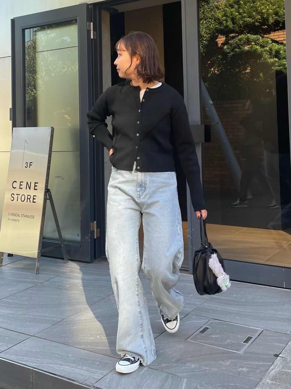 「パンツコーデ、シンプル、オトナカジュアル、春先取り、大人コーデ、休日スタイル、モノトーン、デニムコーデ、ootd、ニットカーディガン、デニム、デニムパンツ、カーディガンコーデ、カーディガン、春コーデ」｜「fredy emueのカットオフセミフレアデニムパンツ（デニムパンツ、ブルー系）」を使った、kurikiさん（レディース・160cm）の冬コーディネートの2枚目の写真