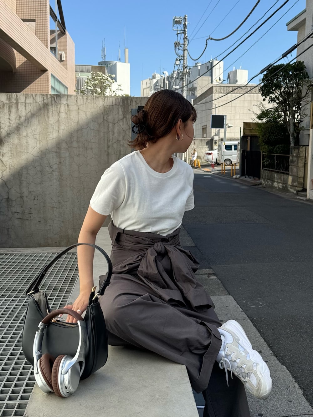 「オールインワン、春夏コーデ、腰巻きスタイル、カジュアル、カジュアルコーデ、夏コーデ、休日スタイル、スポーツミックス、シンプルコーデ、韓国ファッション、韓国コーデ、Tシャツ、Tシャツコーデ、スニーカーコーデ、アウトドアスタイル」｜「fredy emueのコットンオールインワン（つなぎ/オールインワン、グレー系）」を使った、kurikiさん（レディース・160cm）の春コーディネートの5枚目の写真