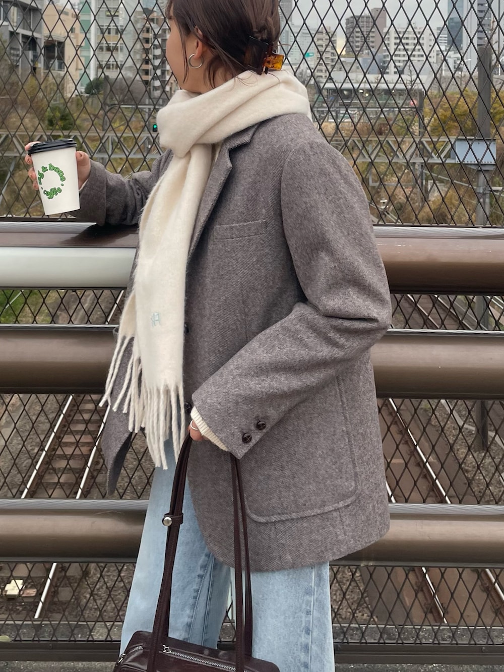 「冬アウター、オトナカジュアル、お出かけコーデ、大人可愛い、お正月・初詣コーデ、シンプルコーデ、冬服コーデ、オトナカワイイ、ワントーンコーデ、シンプル、マイベストコーデ2024、デニムコーデ、冬服、着回しコーデ、マフラー」｜「fredy emueのツィードオーバージャケット（テーラードジャケット、ブラウン系）」を使った、kurikiさん（レディース・160cm）の冬コーディネートの2枚目の写真