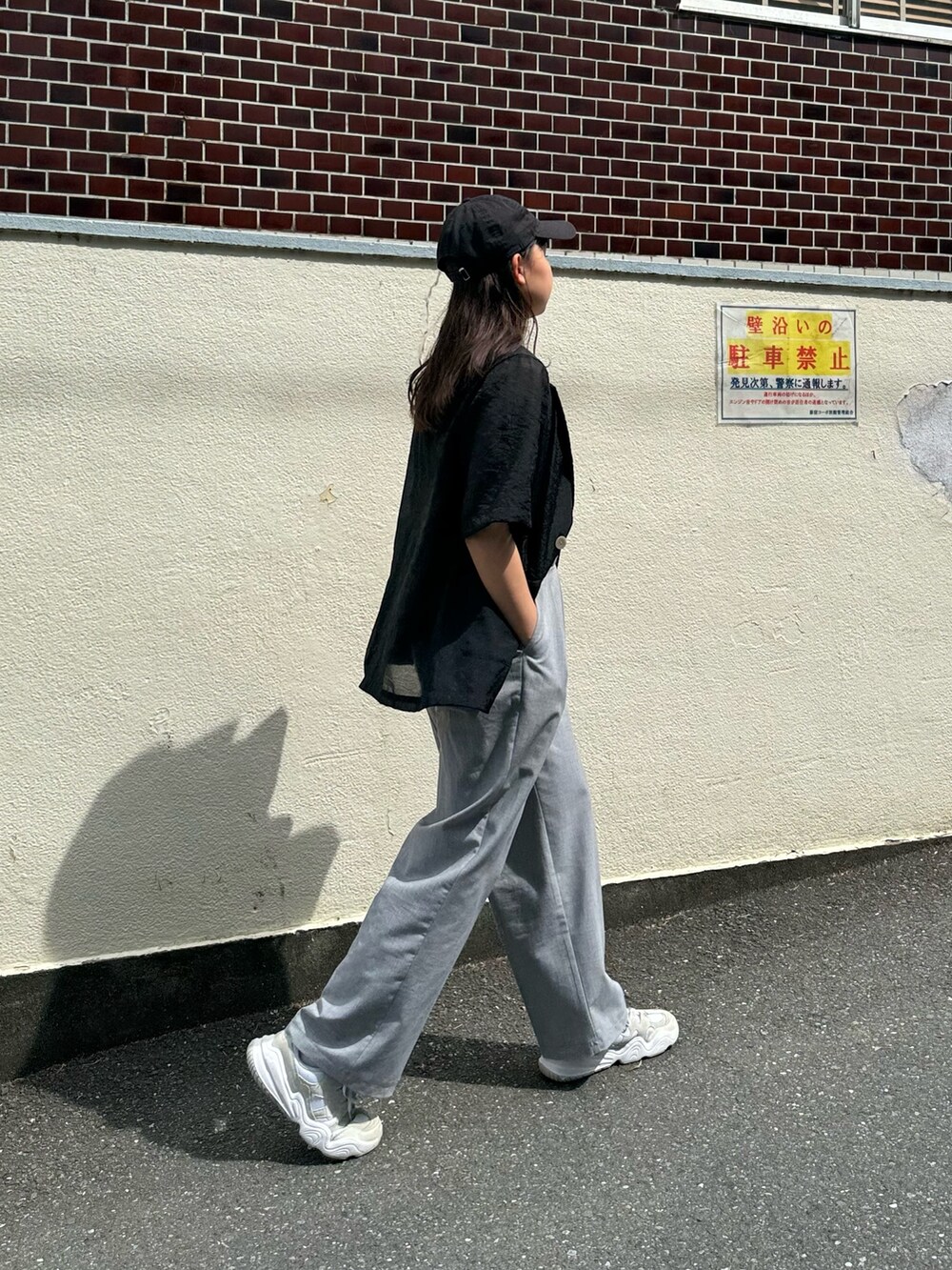 「モノトーン、韓国ファッション、シアートップス、雨の日コーデ、キャップ、スラックス、スラックスパンツ、ジャケット、ジャケットスタイル、韓国コーデ、スニーカー、夏服、休日スタイル、オトナカジュアル、カジュアル」｜「fredy emueの【WEB限定カラーあり】ロングハンドルボストンバッグ（ボストンバッグ、ホワイト系）」を使った、kurikiさん（レディース・160cm）の春コーディネートの2枚目の写真