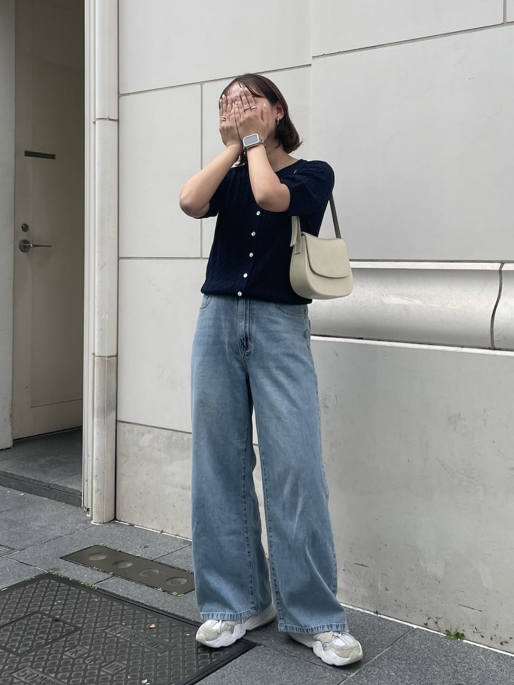 「ショルダーバッグ、春めき満開コーデ、韓国ファッション、休日スタイル、デートコーデ、スニーカー、カーディガン、お出かけコーデ、大人カジュアル、パンツスタイル、着回しコーデ、今日のコーデ、カーディガンコーデ、シンプルコーデ、デニムパンツ」｜「fredy emueのフラップラウンドワンショルバッグ（ショルダーバッグ、ホワイト系）」を使った、kurikiさん（レディース・160cm）の春コーディネートの3枚目の写真