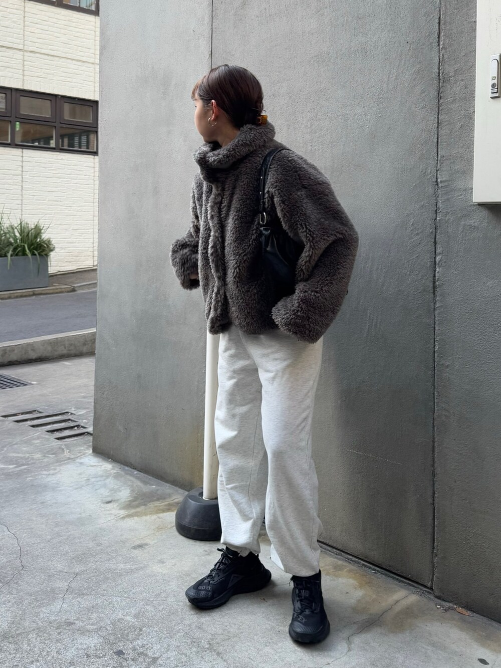 「冬アウター、シンプルコーデ、冬服コーデ、着回しコーデ、シンプル、冬服、スニーカーコーデ、シンプルスタイル、グレー、ワントーンコーデ、お出かけコーデ、大人可愛い、オトナカジュアル、ファーコート、カジュアルコーデ」｜「fredy emueのフェイクファーコート（ムートンコート、グレー系）」を使った、kurikiさん（レディース・160cm）の冬コーディネートの4枚目の写真