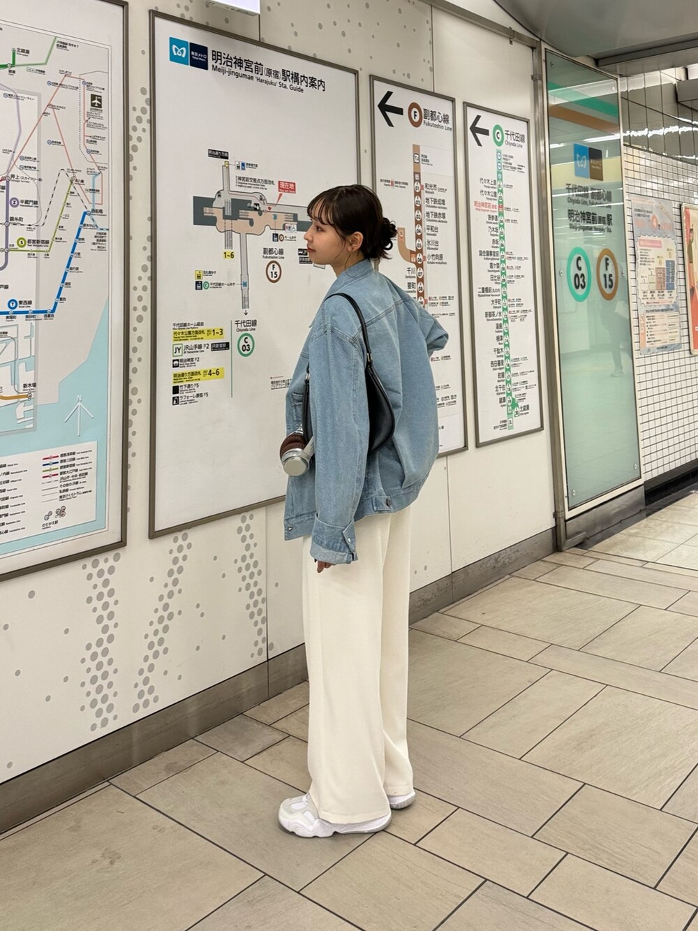 「お出かけコーデ、ジャケットスタイル、古着MIX、シンプルコーデ、デニム、スニーカー、春アウター、大人カジュアル、休日スタイル、パンツスタイル、デニムジャケット、韓国コーデ、スラックス、春ファッション、春色」｜「fredy emueのとろみツイルスラックスイージーパンツ（その他パンツ、ホワイト系）」を使った、kurikiさん（レディース・160cm）の春コーディネートの3枚目の写真