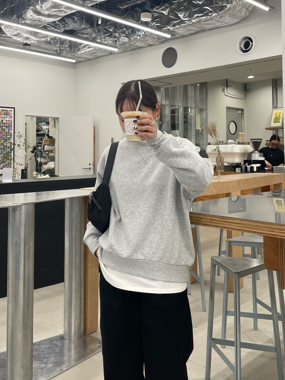 「fredy emueのデニム / チノタックパンツ（チノパンツ、ブラック系）」を使った、kurikiさん（レディース・160cm）の秋コーディネートの2枚目の写真