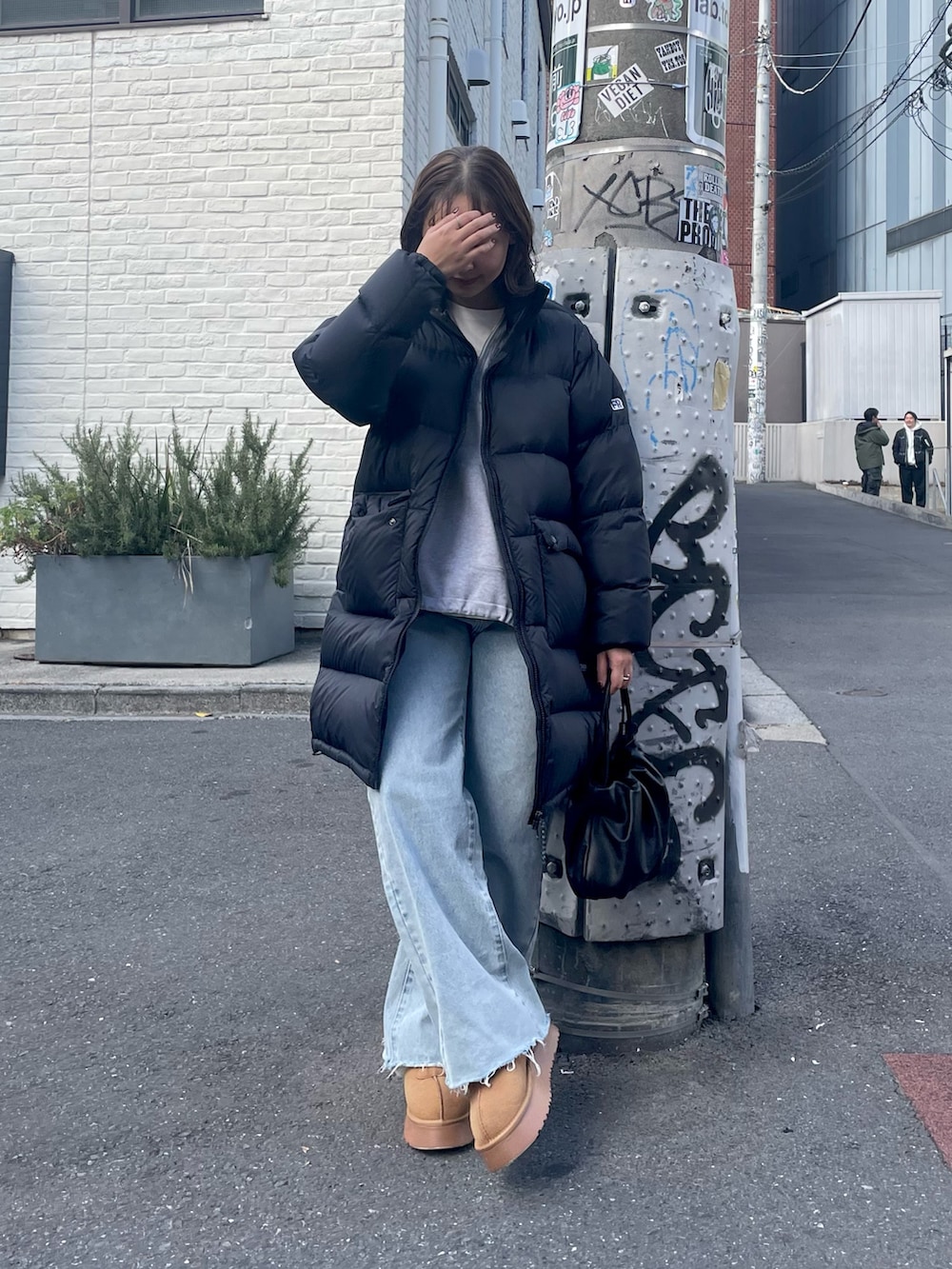 「休日スタイル、楽チンコーデ、冬服コーデ、大人女子、パンツスタイル、冬、今日のコーデ、着回しコーデ、デニム、ムートンブーツ、アウターコーデ、ニットコーデ、カジュアル、カジュアルコーデ、ダウン」｜「fredy emueのカットオフセミフレアデニムパンツ（デニムパンツ、ブルー系）」を使った、kurikiさん（レディース・160cm）の冬コーディネートの6枚目の写真
